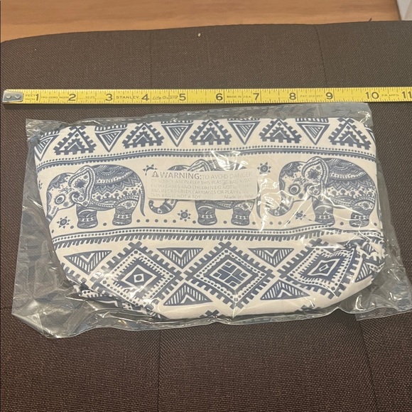 #1089+Blue and White Elephant Print Pouch - Picture 3 of 4
